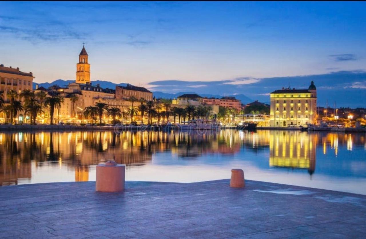 Center Lucia -split Center- Split